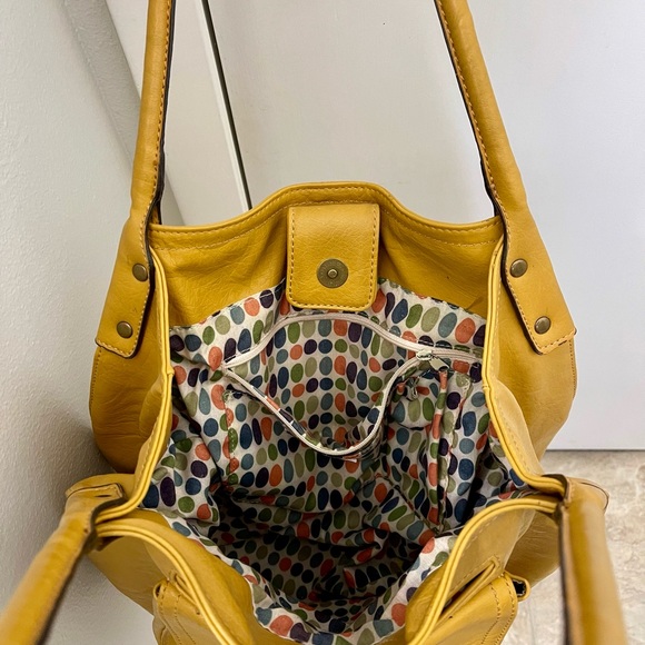 Perfectly cute shoulder bag to run errands. Not too big but holds plenty. - Picture 3 of 3